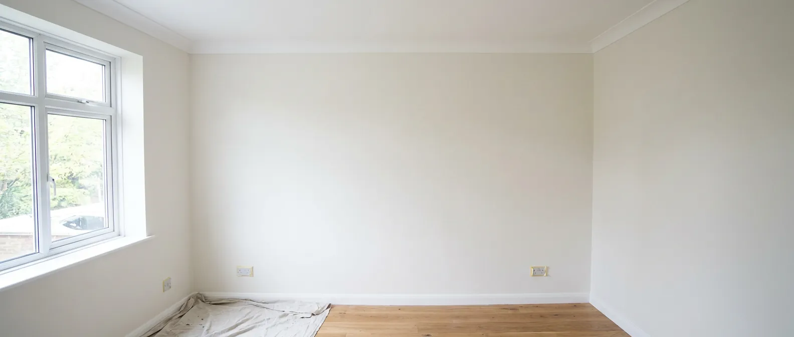 Pièce repeinte terminée, murs mats et arêtes nettes